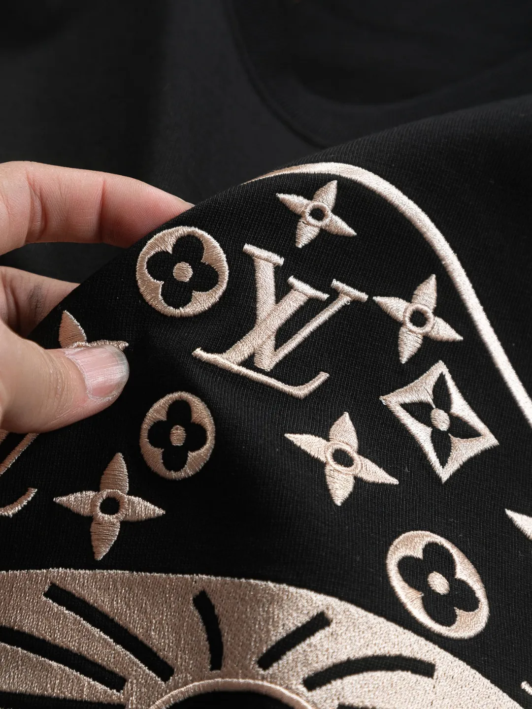 🅿️190 Louis Vuitton 1V LV micro-wide version S-XL LV 26ss new products are available at the counter simultaneously. Multiple craftsmanship. Mushroom on the chest🍄 intarsia🪡 embroidered logo. Round neck short-sleeved T-shirt, same style for men and women! Consigned to one-to-one creation. Synchronized with the official website, pure cotton fabrics at the counter! It is close to the skin and comfortable, durable and easy to wear. It has a classic and simple logo design and meticulous original craftsmanship. Short-sleeves, a must-have item for men, do not appear to be the same for the general public, but must be unique and eye-catching. This LV short-sleeve is all about quality, comfort, the same shape and fashion as always, including fabrics and cutting techniques. All of them have been made with great effort! 320 grams of washed pure cotton fabric, pure cotton is breathable, very refreshing and comfortable for daily wear. The rib knitting on the neckline is smooth and tight, and the neckline will not be skewed if you toss it at will. The loose version, you will find that it looks really good on the upper body. The overall is minimalist and neat, super versatile for daily use! Pair it casually with a pair of pants for a youthful look. A T-shirt will make your outfit crazy. It is a fashionable item that can never go wrong! Color: Black White Size: S-XL Size chart: S: Shoulder width 45.5-Bust 52-Length 70 M: Shoulder width 47-Bust 54-Length 72 L: Shoulder width 48.5-Bust 56-Length 74 XL: Shoulder width 50-Bust 58-Length 76